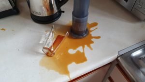 Jei mėgstate kavą, jus gali sudominti Aeropress kavos įrankis. Šis mažas prietaisas pastaraisiais metais vis labiau populiarėja dėl savo gebėjimo vos per kelias minutes paruošti puikios kavos puodelį