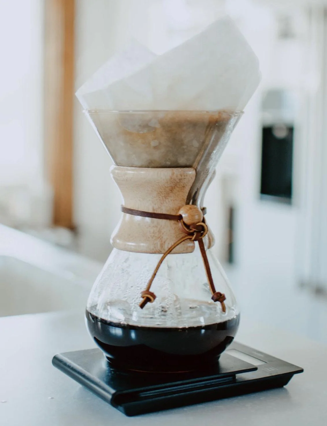 Jei ieškote būdo, kaip pasigaminti gardžios, sodraus ir sodraus skonio kavos puodelį, "Chemex" kavos ruošimo vadovas yra puiki pradžia