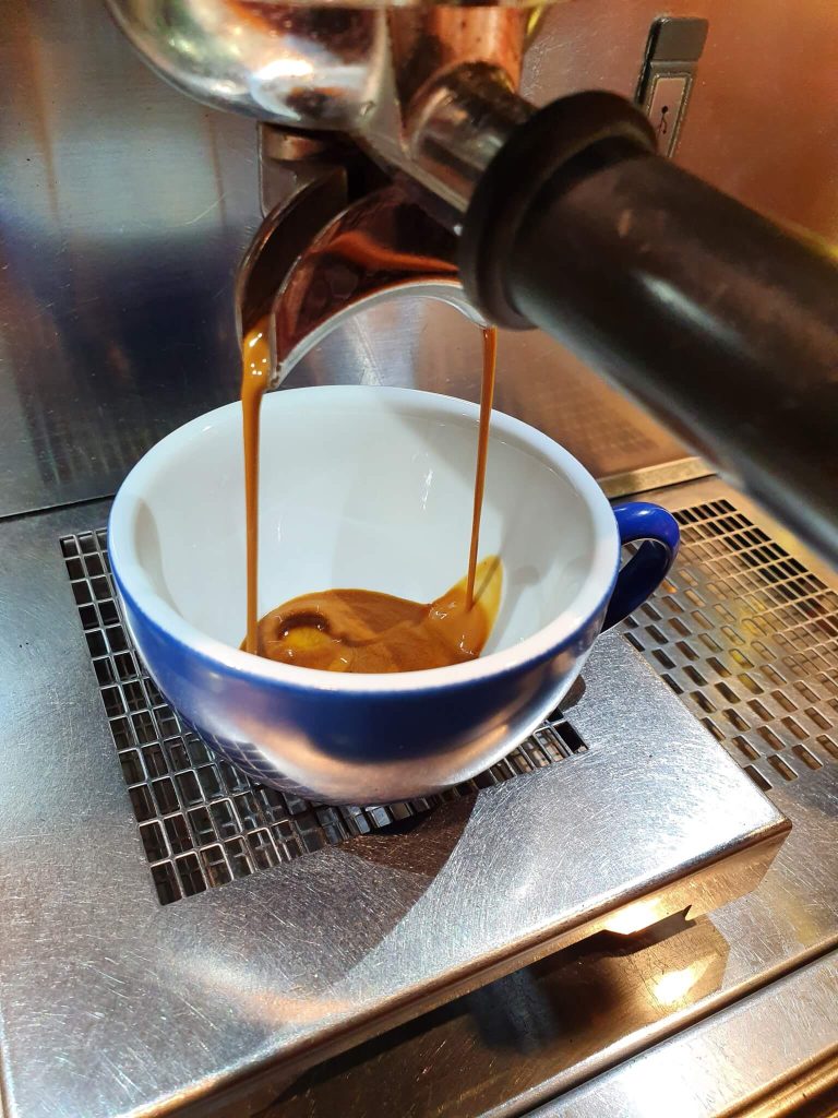 Kavos entuziastams espreso kava yra daugiau nei tik gėrimas. Tai aistra, meno forma ir mokslas